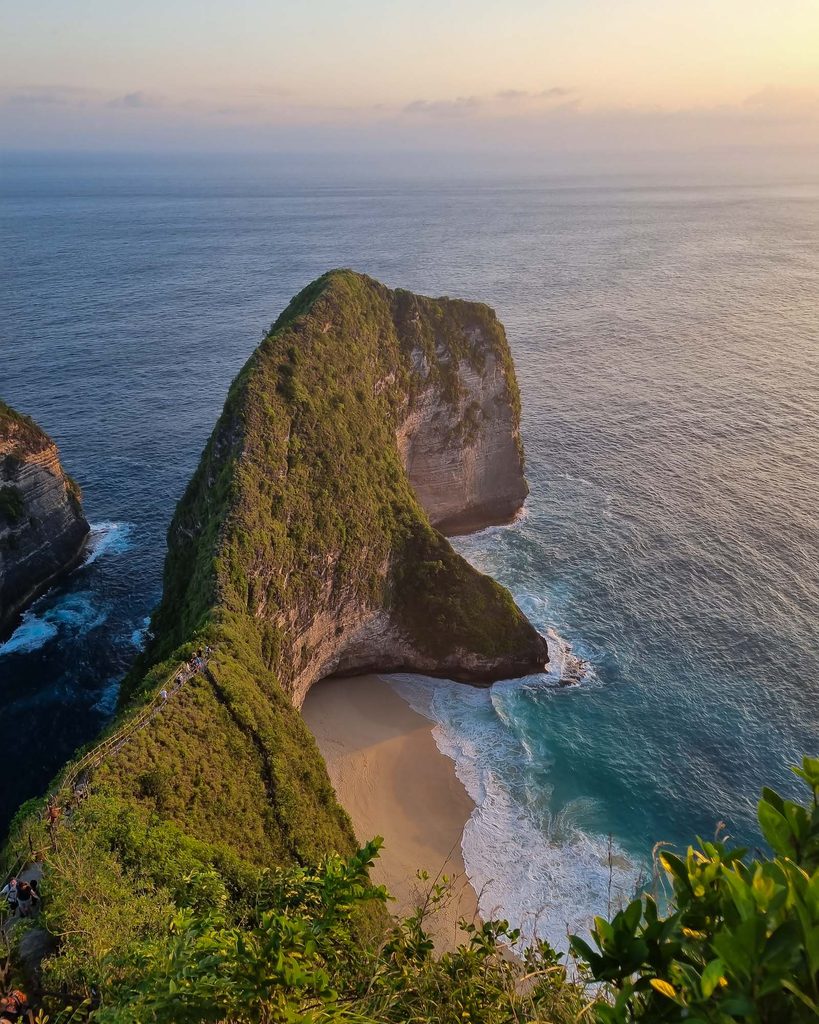 Kelingking Beach pendant le coucher de soleil, Nusa Penida
