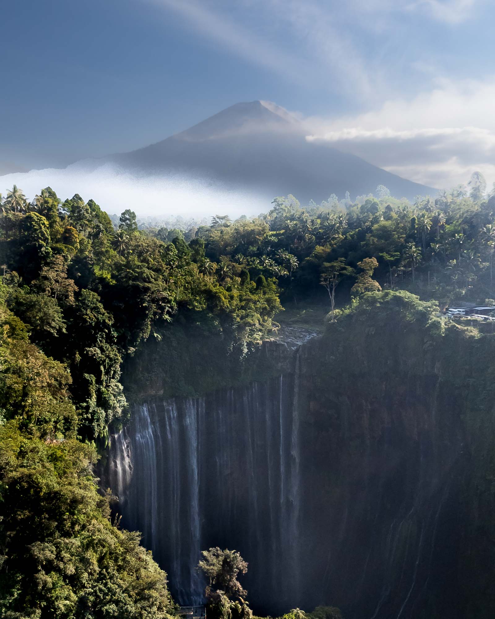 Voyage à Java, cascade Tumpak Sewu avec le Semeru en arrière-plan