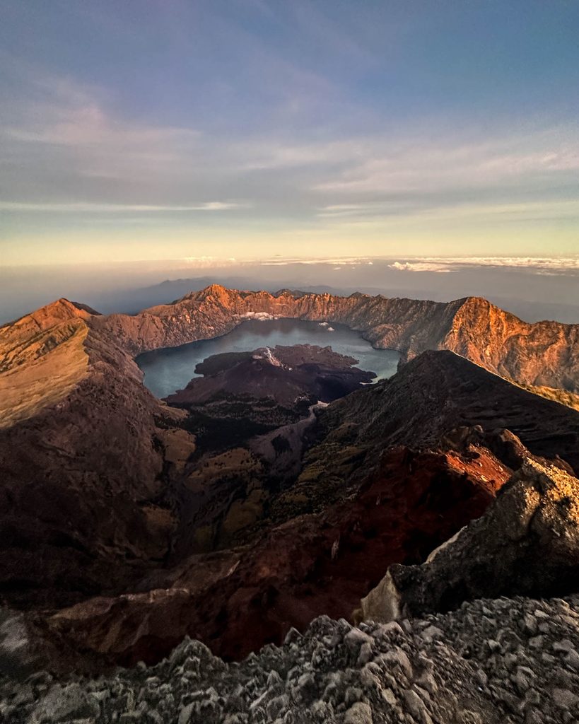 Voyage à Lombok, sommet du volcan Rinjani vue du ciel