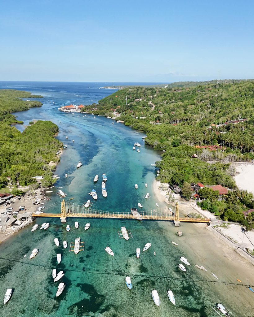 Pont jaune entre Nusa Lembongan et Nusa Ceningan vu du ciel au drone