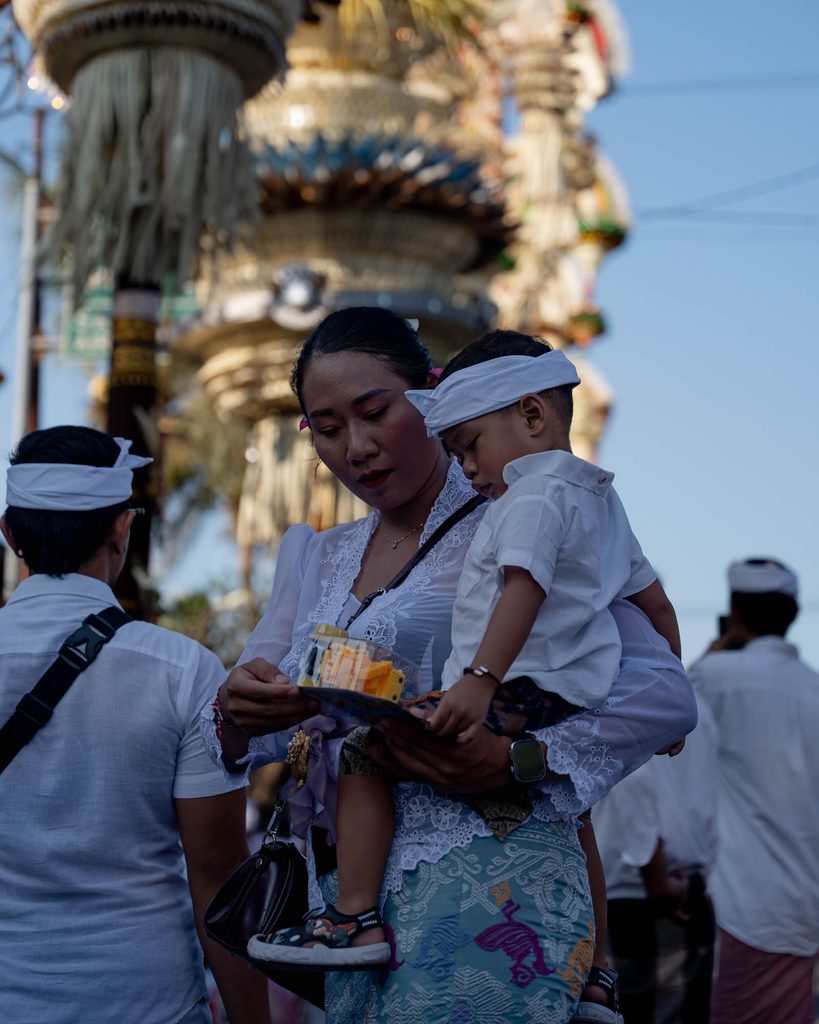 Femme balinaise et son enfant en tenue de cérémonie à Tanah Lot