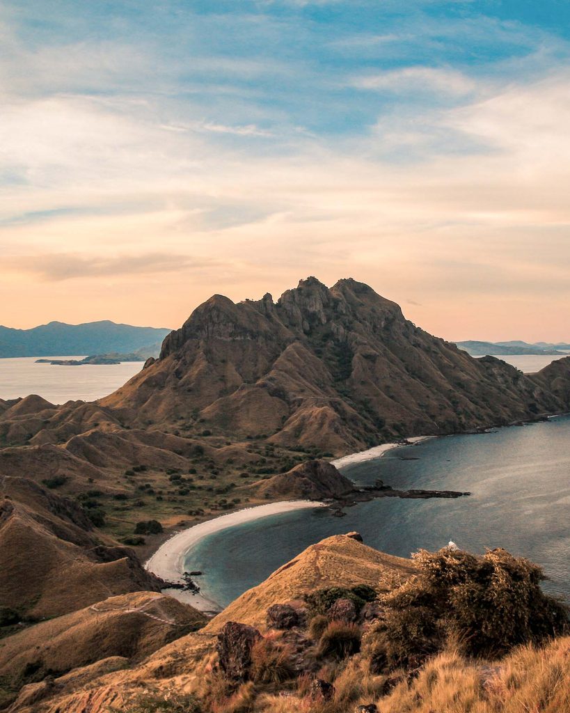 Vue depuis le sommet de Padar Island au lever du soleil, parc national de Komodo
